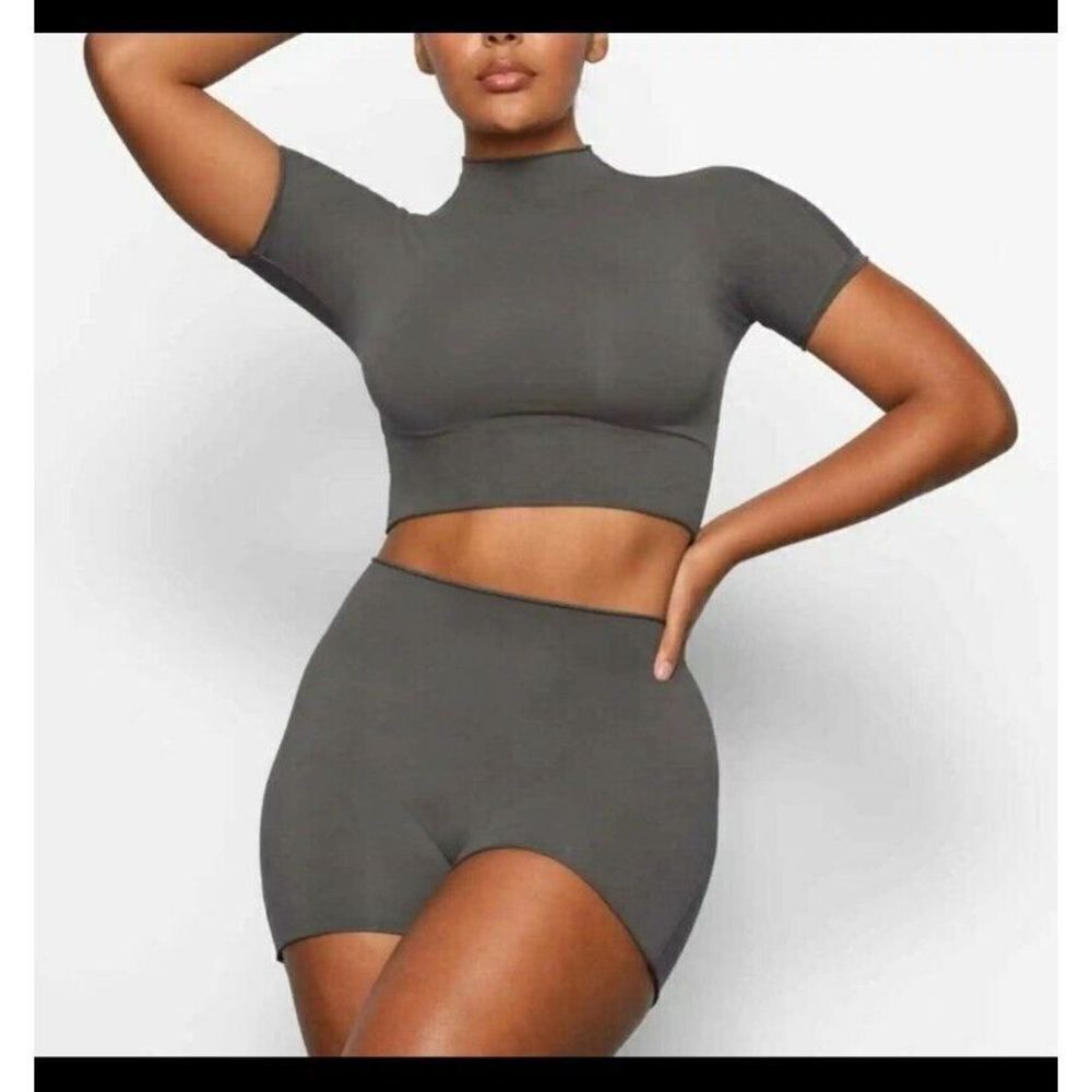 SKIMS ~ NWT- Raw Edge Intimates Cropped Tee- Color: Gunmetal Size 4X